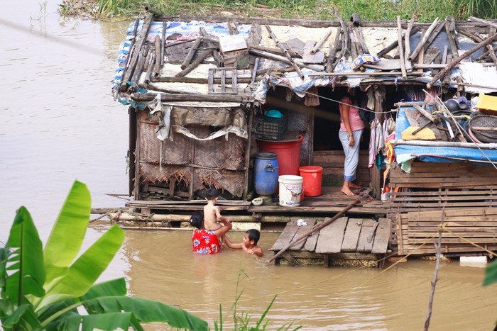 Tắm rửa, giặt cũng đều trông vào nguồn nước này